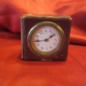 UNIQUE VTG CLOCK IN SQUARE LEATHER BOX, WIND-UP